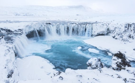 冬のゴーザフォス　アイスランドの冬の風景