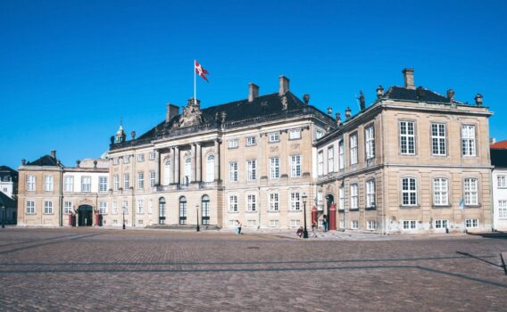コペンハーゲンのアマリエンボー宮殿と広場　デンマークの風景