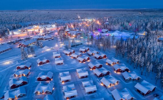 冬の夜のラップランド　ロヴァニエミにあるサンタクロース村　フィンランドの冬の風景