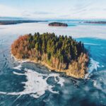 フィンランドの森と凍った湖　フィンランドの風景