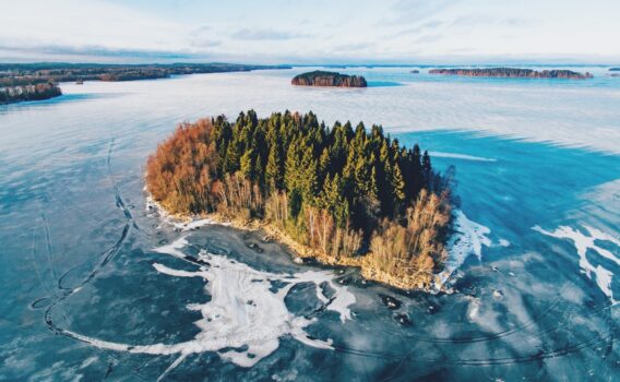 フィンランドの森と凍った湖　フィンランドの風景