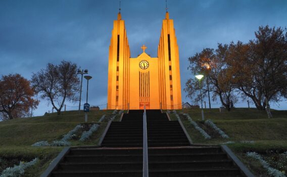 夜明けのアークレイリ教会　アイスランドの風景