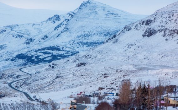 冬のアークレイリ　アイスランドの冬の風景　