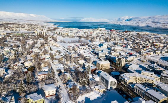 冬の朝のアークレイリ　アイスランドの冬の風景