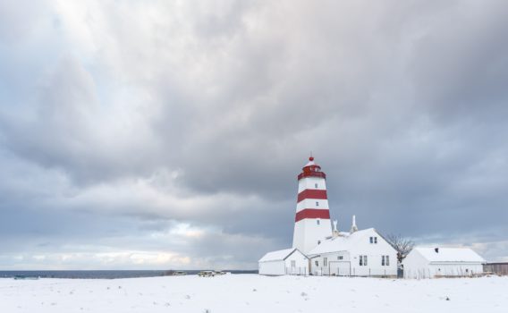 冬のアルネス灯台　ノルウェーの冬の風景
