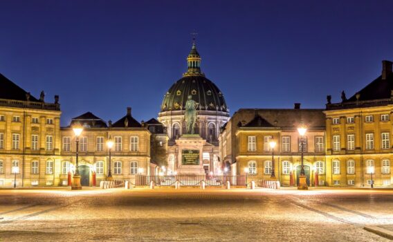 夜のアマリエンボー宮殿　デンマークの風景