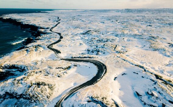 空から見た冬のアイスランドの風景