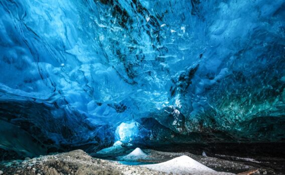 アイスランドの氷の洞窟　アイスランドの絶景