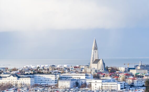 ハットルグリムス教会とレイキャビクの町並み　アイスランドの風景