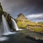 キルキュフェトルの山と滝　アイスランドの風景