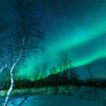 夜空のオーロラ　スウェーデンの冬の風景