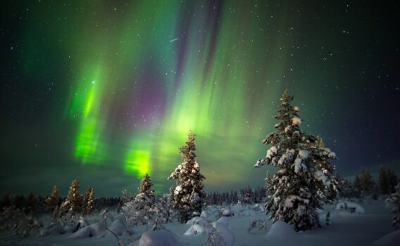 ラップランド地方イヴァロのオーロラ　フィンランドの冬の風景
