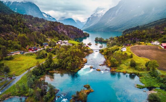 湖のある風景　ノルウェーの風景