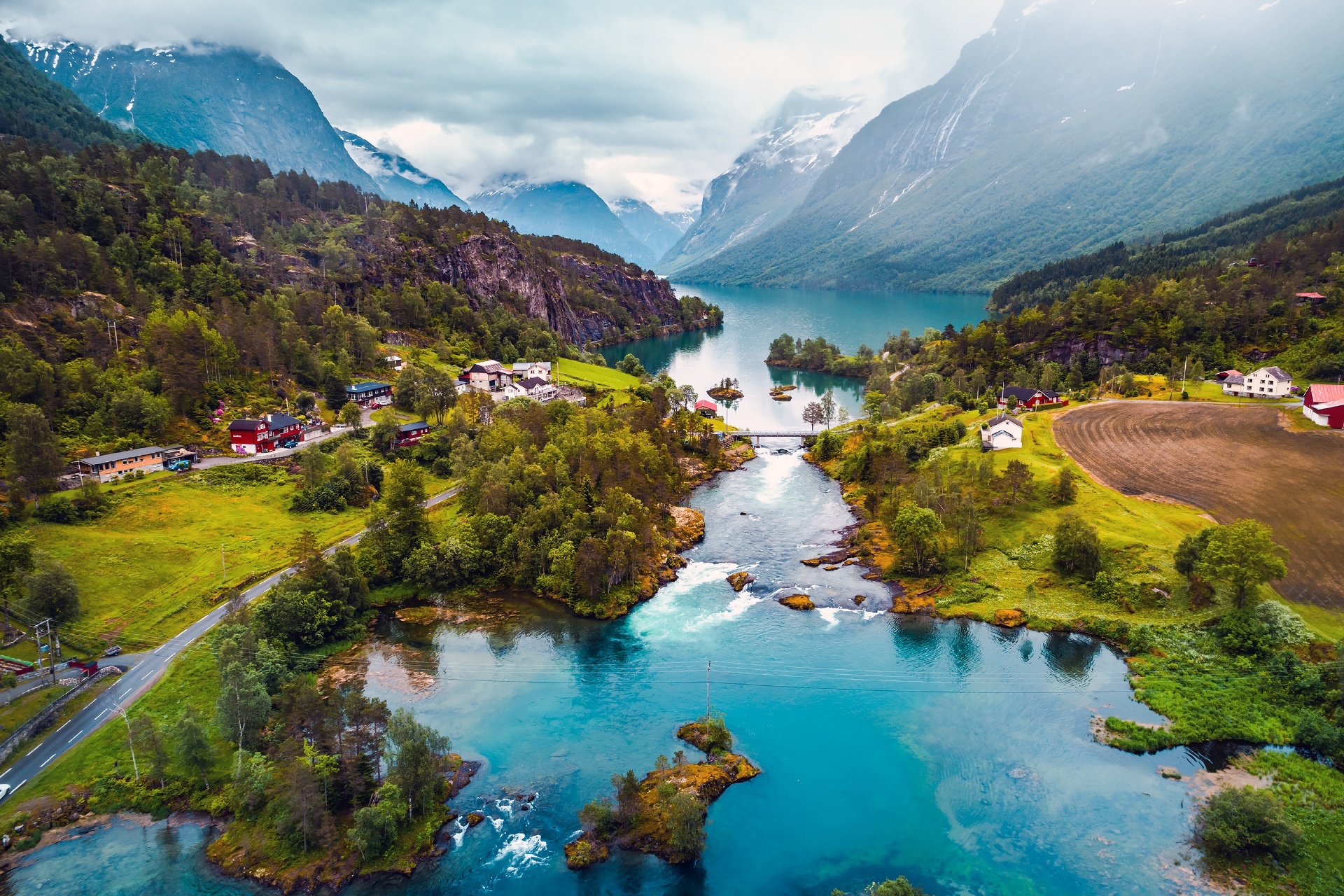 湖のある風景　ノルウェーの風景