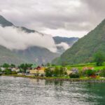 曇りの日のフィヨルド　美しいノルウェーの風景