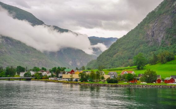 曇りの日のフィヨルド　ノルウェーの風景