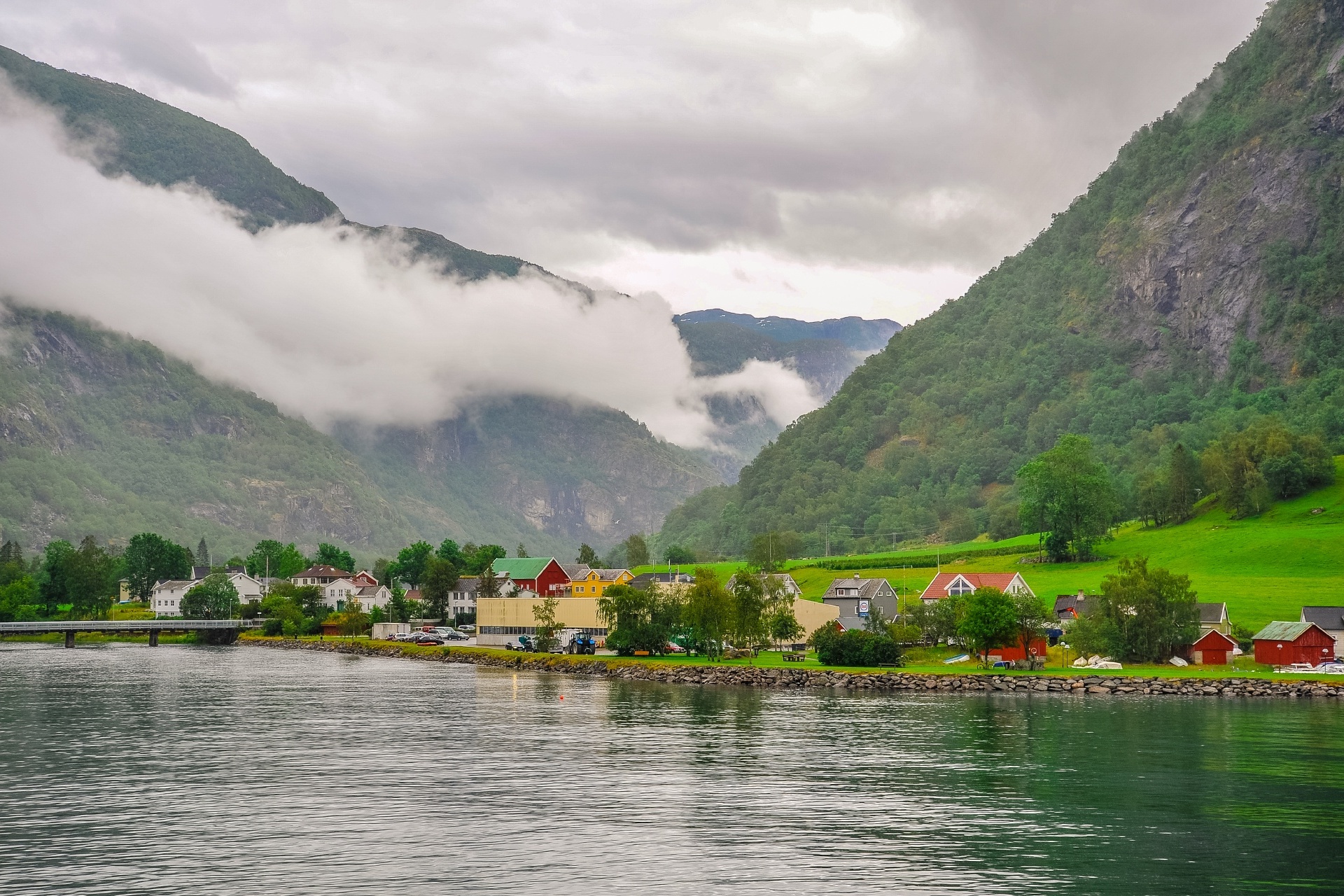 曇りの日のフィヨルド　ノルウェーの風景