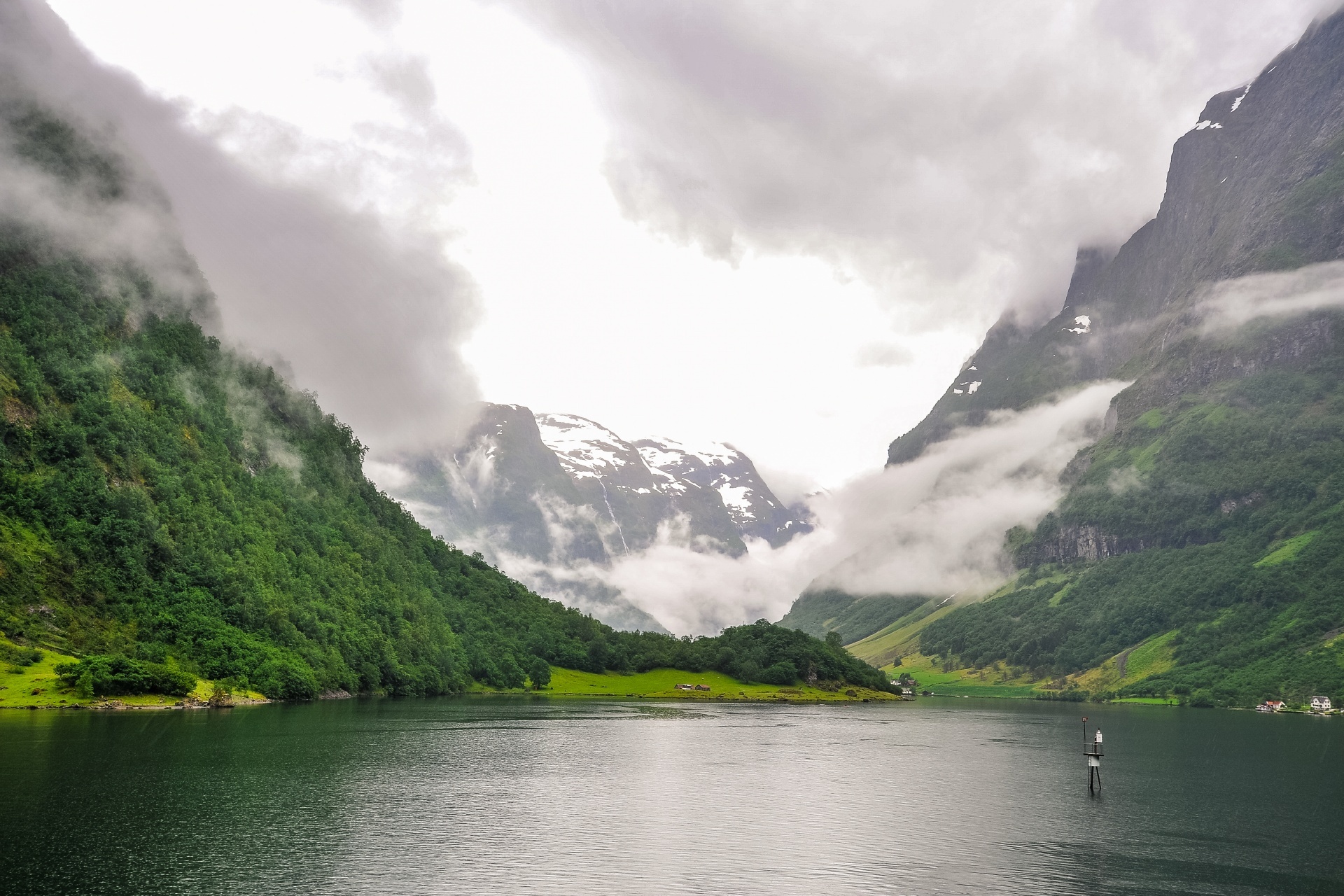 フィヨルドの風景　ノルウェーの絶景
