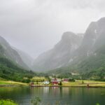 曇り空のフィヨルド　ノルウェーの風景