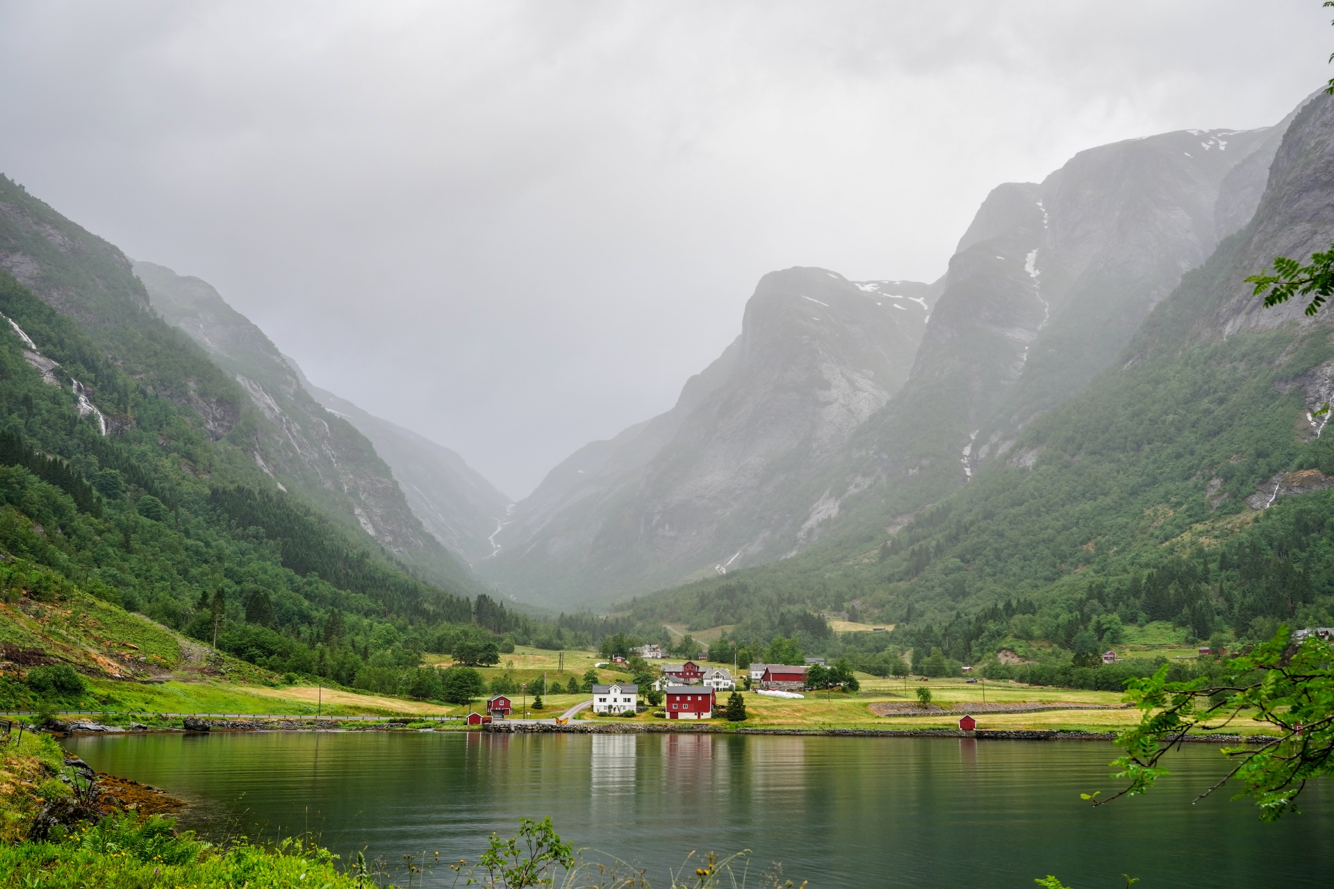 曇り空のフィヨルド　ノルウェーの風景
