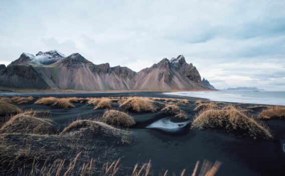 ブラックサンドビーチとヴェストラホルン山　アイスランドの風景
