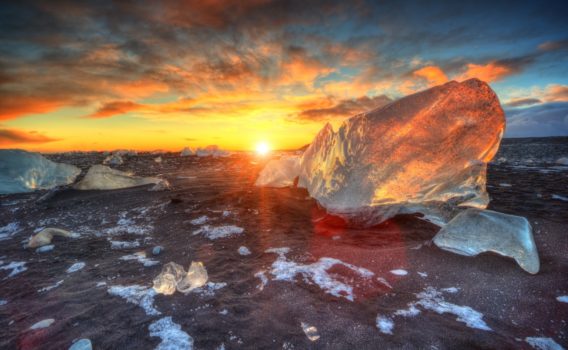 夕暮れのダイヤモンドビーチ　アイスランドの風景