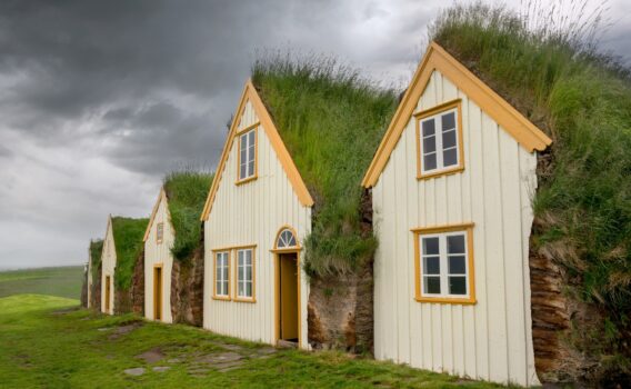 アイスランドの伝統家屋「ターフハウス」　アイスランドの夏の風景