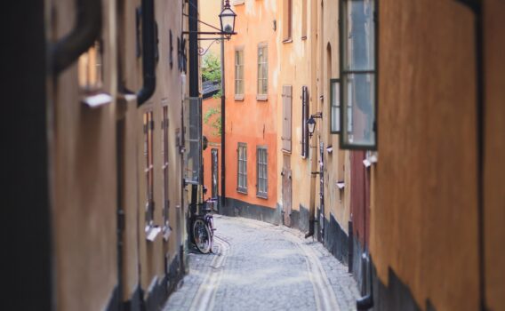 旧市街「ガムラスタン」の路地の風景　スウェーデンの風景