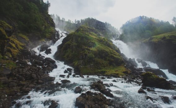 滝のある風景「ローテフォッセン」　ノルウェーの風景