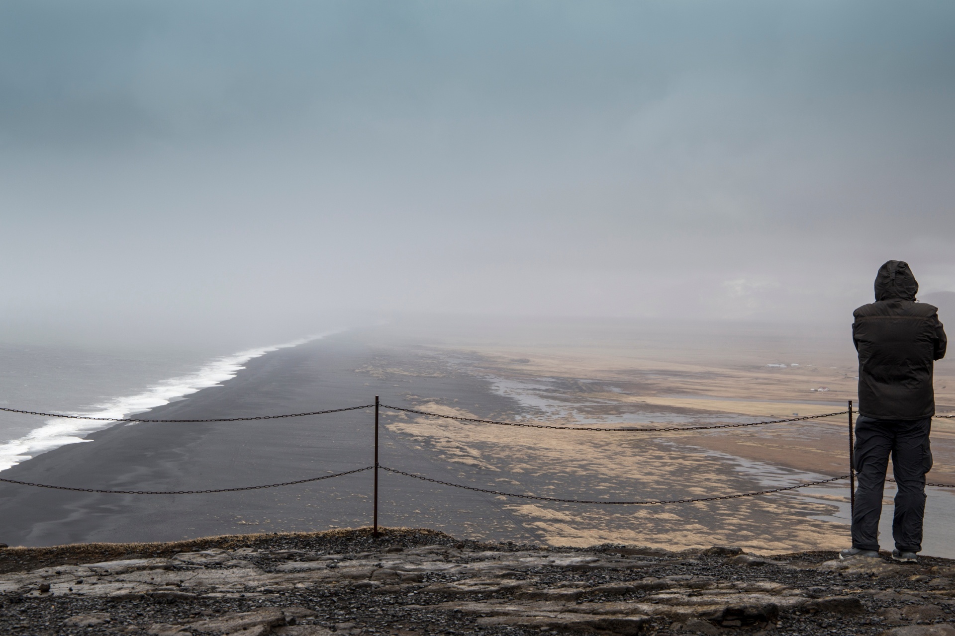 ディルホゥラエイのブラック・サンド・ビーチ　アイスランドの風景