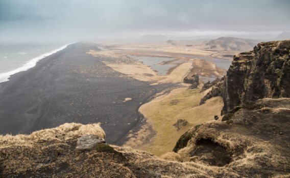 ディルホラエイのブラックサンドビーチ　アイスランドの風景