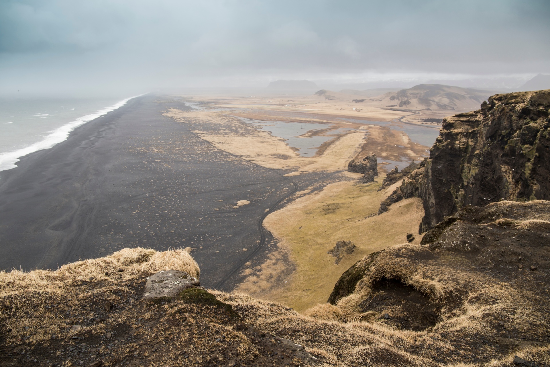 ディルホラエイのブラックサンドビーチ　アイスランドの風景