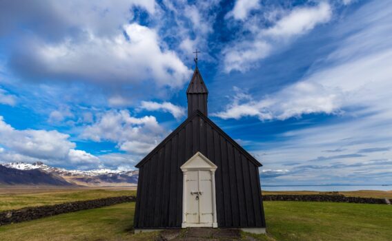 スナイフェルスネス半島の教会　アイスランドの風景
