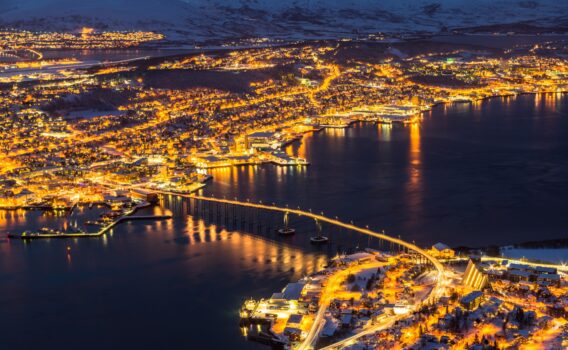 冬のトロムソの夜　ノルウェーの風景