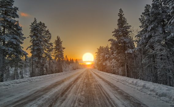 冬のラップランドの夕暮れの風景　フィンランドの冬の風景