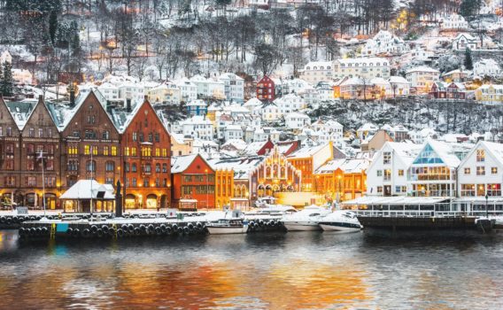 クリスマスのベルゲン　ブリッゲンの倉庫群とベルゲンの町並み　ノルウェーの冬の風景