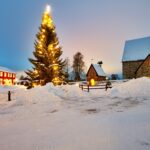 クリスマスツリーの飾られたガンメルスタードの教会 スウェーデンのクリスマスの風景