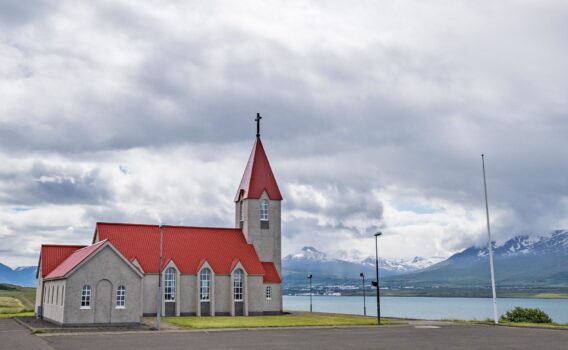 アークレイリの教会　アイスランドの風景