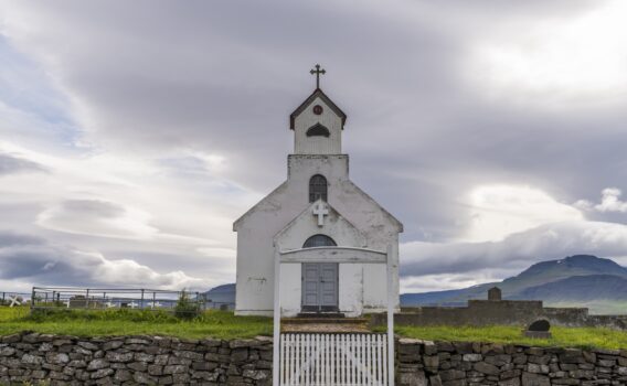 アクラネース近くの教会　アイスランドの風景