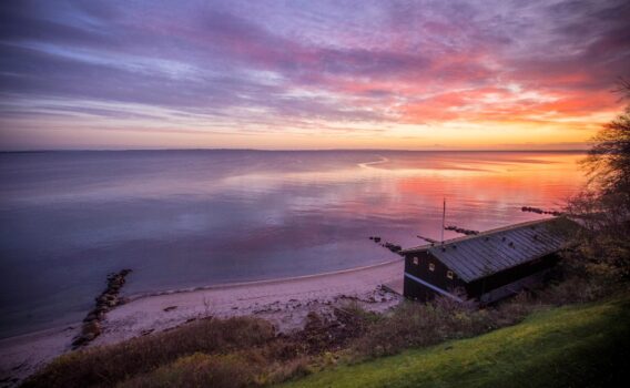 冬の朝のオーフスの海岸　デンマークの風景