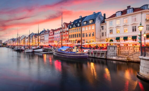 夕暮れのニューハウン　コペンハーゲン　デンマークの風景
