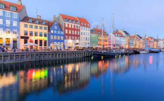 夜のコペンハーゲン　ニューハウンの風景　デンマークの風景