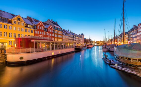 夕暮れのニューハウン　コペンハーゲンの風景　デンマークの風景