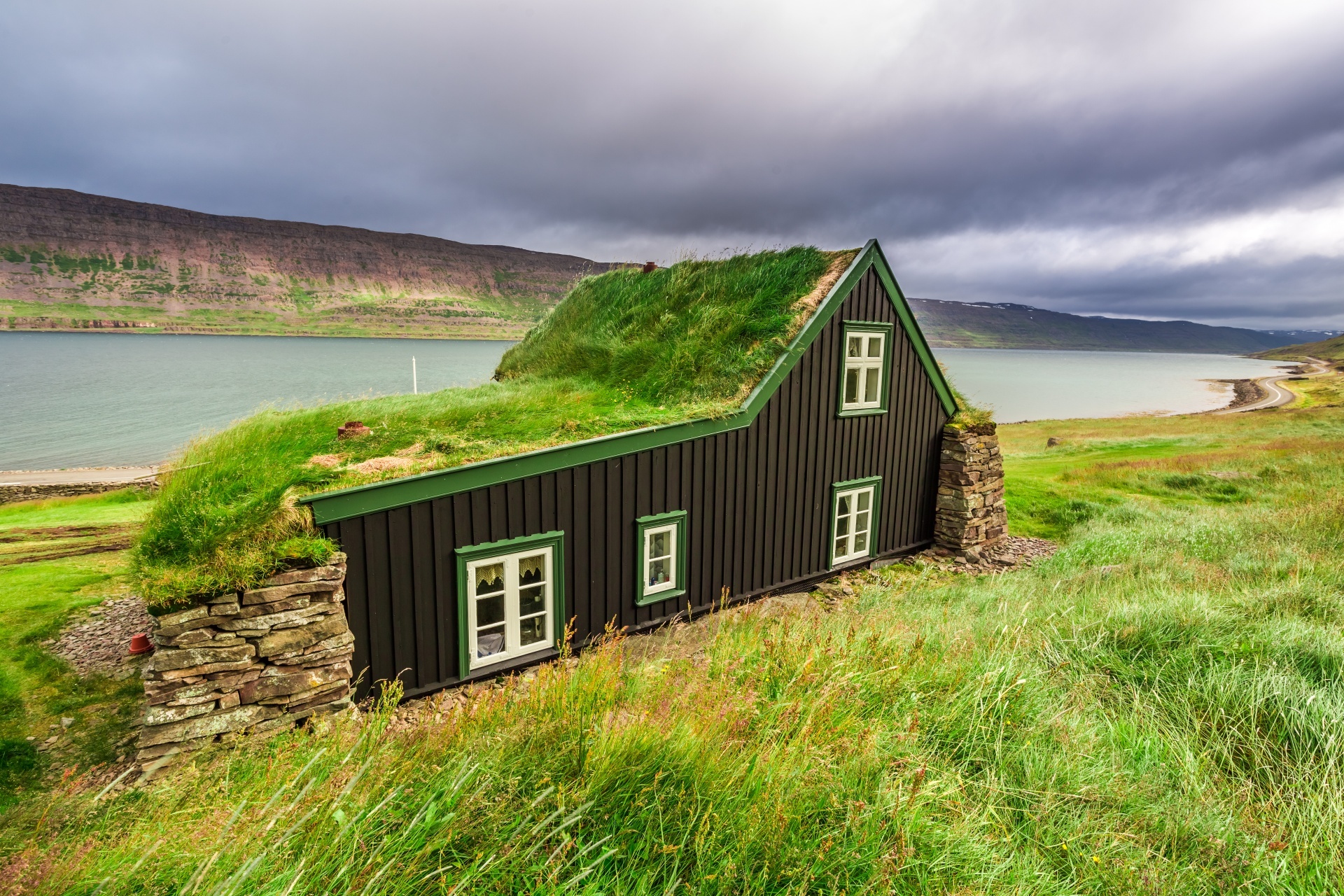 アイスランドの伝統的な家屋　アイスランドの風景
