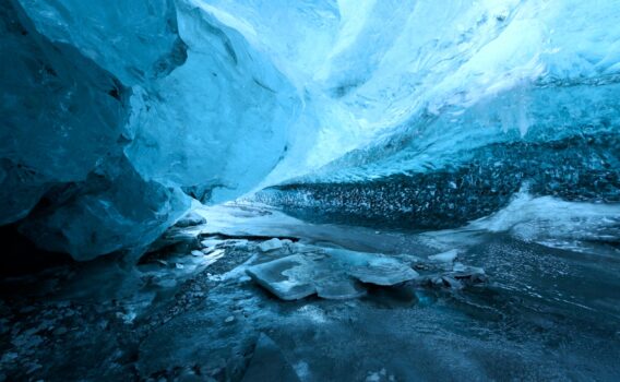アイスランドの氷の洞窟　アイスランドの風景