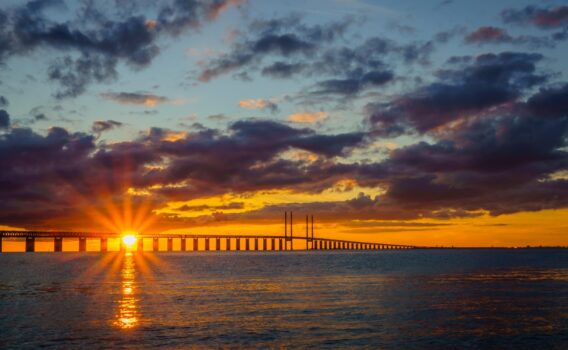 夕陽とオーレスン橋　デンマークの風景