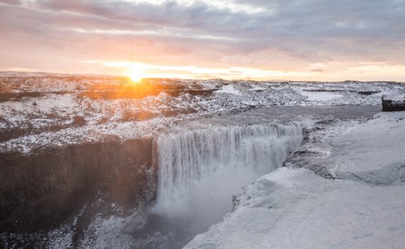 冬のデティフォス　アイスランドの冬の風景