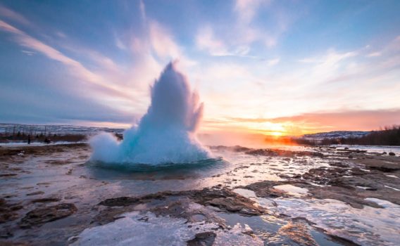 冬のストロックル間欠泉　アイスランドの風景