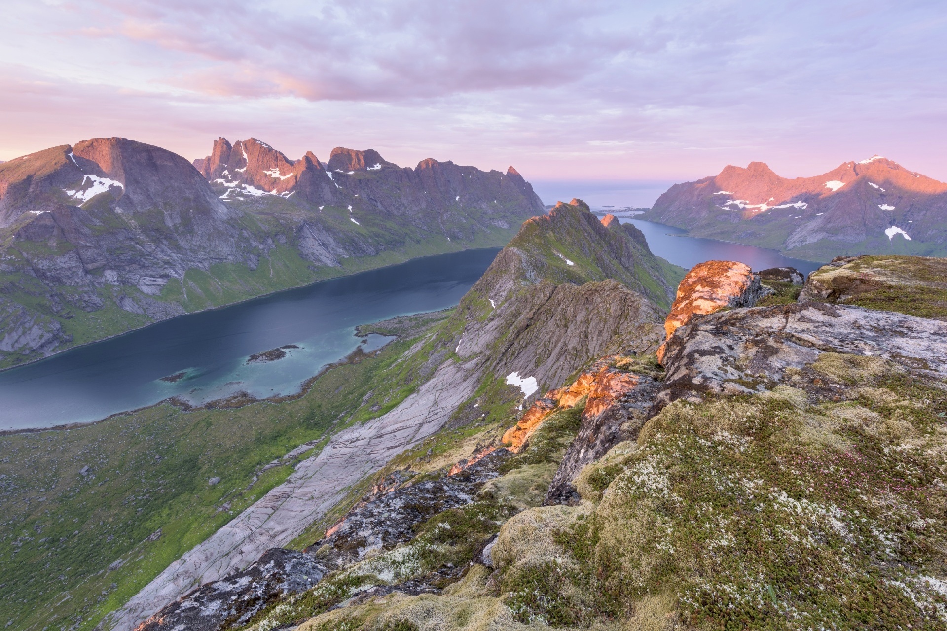 夕方のモスケネス島　ロフォーテン諸島の風景　ノルウェーの風景