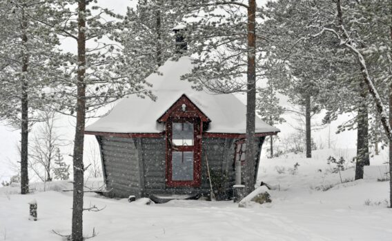 雪の森の中の「コタ」　イナリ　フィンランドの冬の風景